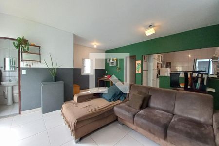 Casa à venda com 263m², 6 quartos e 4 vagas Casa à venda com 263m², 6 quartos e 4 vagasSala