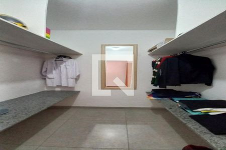 Casa à venda com 263m², 6 quartos e 4 vagas Casa à venda com 263m², 6 quartos e 4 vagasCloset da suíte