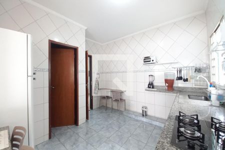 Casa à venda com 263m², 6 quartos e 4 vagas Casa à venda com 263m², 6 quartos e 4 vagasCozinha