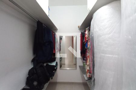 Casa à venda com 263m², 6 quartos e 4 vagas Casa à venda com 263m², 6 quartos e 4 vagasCloset da suíte