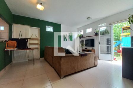 Casa à venda com 263m², 6 quartos e 4 vagas Casa à venda com 263m², 6 quartos e 4 vagasSala