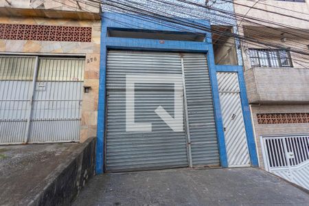 Casa à venda com 240m², 2 quartos e 2 vagas Casa à venda com 240m², 2 quartos e 2 vagasFachada