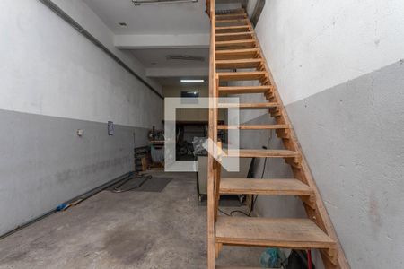 Casa à venda com 240m², 2 quartos e 2 vagas Casa à venda com 240m², 2 quartos e 2 vagasEntrada