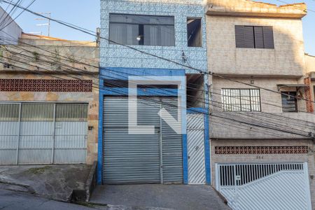 Casa à venda com 240m², 2 quartos e 2 vagas Casa à venda com 240m², 2 quartos e 2 vagasFachada