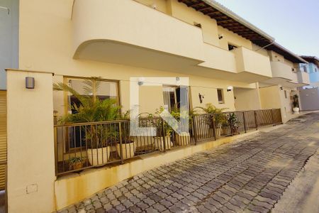 Casa à venda com 169m², 4 quartos e 2 vagasFachada