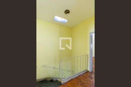 Casa à venda com 180m², 3 quartos e 4 vagas Casa à venda com 180m², 3 quartos e 4 vagasEscada