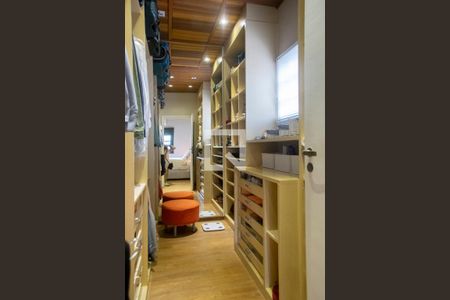 Casa à venda com 470m², 3 quartos e 4 vagas Casa à venda com 470m², 3 quartos e 4 vagasCloset do Quarto 3