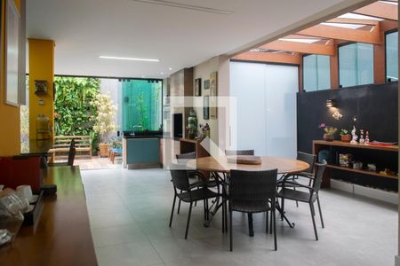 Casa à venda com 470m², 3 quartos e 4 vagas Casa à venda com 470m², 3 quartos e 4 vagasEspaço Gourmet