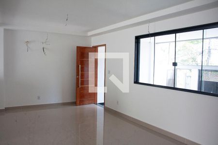 Sala de casa à venda com 3 quartos, 190m² em Jardim Guanabara, Rio de Janeiro