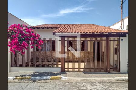 Casa à venda com 130m², 3 quartos e 2 vagas Casa à venda com 130m², 3 quartos e 2 vagasFachada