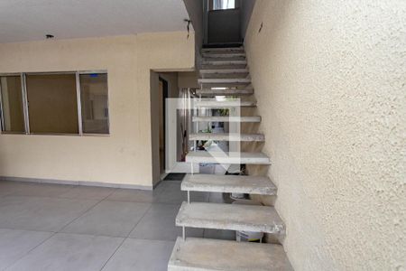 Casa para alugar com 35m², 1 quarto e sem vaga Casa para alugar com 35m², 1 quarto e sem vagaEscada de entrada