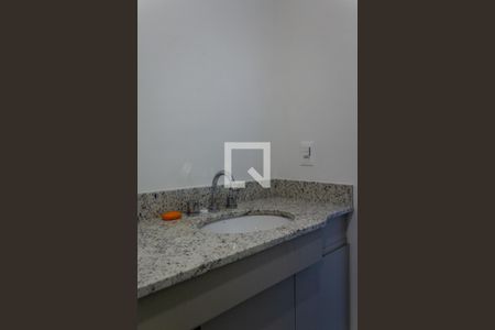 Banheiro de kitnet/studio para alugar com 1 quarto, 27m² em Partenon, Porto Alegre