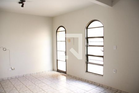 Sala 2 de casa para alugar com 6 quartos, 300m² em Umuarama, Uberlândia