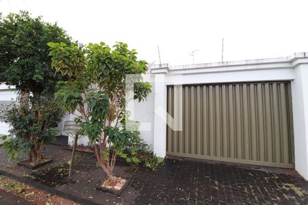 Casa para alugar com 200m², 4 quartos e 4 vagasFachada