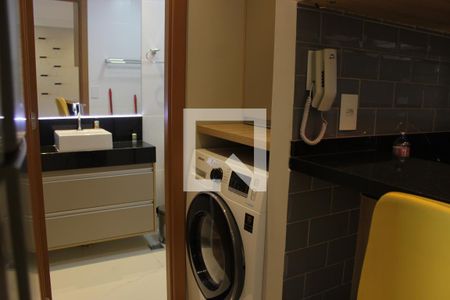 Entrada do banheiro c/ maquina de lavar de kitnet/studio para alugar com 1 quarto, 38m² em Centro, Guarulhos
