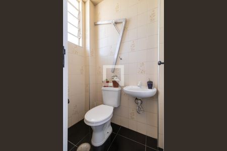 Apartamento à venda com 130m², 2 quartos e sem vaga Apartamento à venda com 130m², 2 quartos e sem vagaBanheiro de serviço