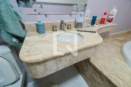 Casa à venda com 338m², 3 quartos e 2 vagasBanheiro da Suíte 1 - Pia