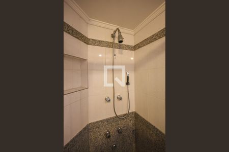 Apartamento à venda com 178m², 3 quartos e 3 vagasChuveiro do banheiro da suíte 1 