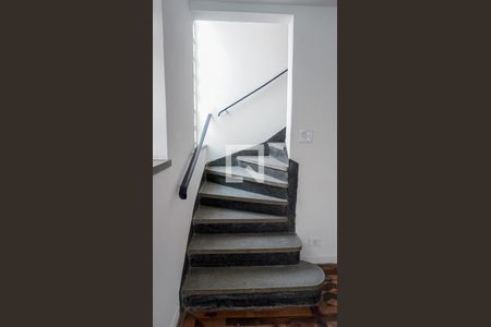 Casa para alugar com 120m², 3 quartos e 2 vagas Casa para alugar com 120m², 3 quartos e 2 vagasEscada