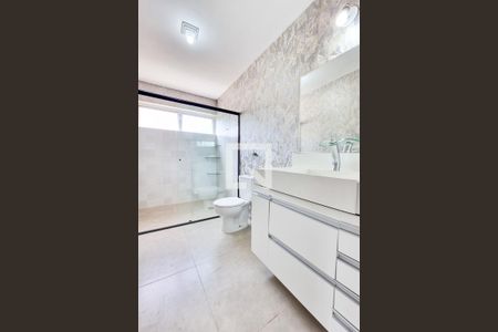 Casa de condomínio para alugar com 249m², 4 quartos e 2 vagasBanheiro da Suíte