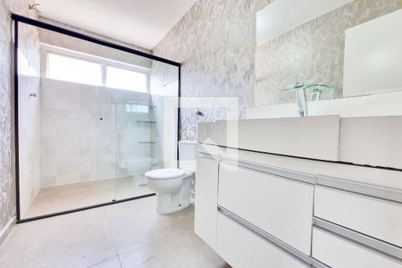 Casa de condomínio para alugar com 249m², 4 quartos e 2 vagasBanheiro da Suíte