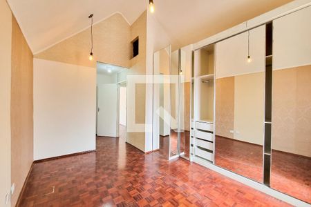 Casa de condomínio para alugar com 249m², 4 quartos e 2 vagasSuíte