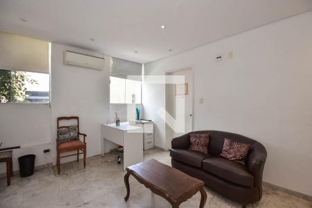 Casa para alugar com 381m², 8 quartos e 4 vagas Casa para alugar com 381m², 8 quartos e 4 vagasHall de Circulação da Casa 2