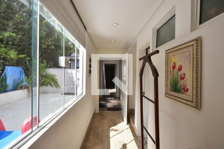 Casa para alugar com 381m², 8 quartos e 4 vagas Casa para alugar com 381m², 8 quartos e 4 vagasCorredor da Casa 2