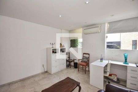 Casa para alugar com 381m², 8 quartos e 4 vagas Casa para alugar com 381m², 8 quartos e 4 vagasHall de Circulação da Casa 2