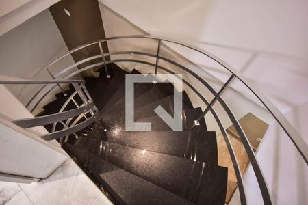 Casa para alugar com 381m², 8 quartos e 4 vagas Casa para alugar com 381m², 8 quartos e 4 vagasEscada da Casa 2