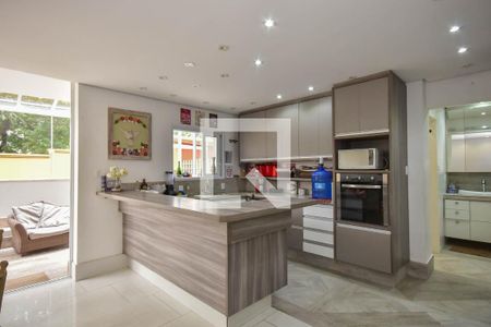 Casa para alugar com 381m², 8 quartos e 4 vagas Casa para alugar com 381m², 8 quartos e 4 vagasCozinha da Casa 1