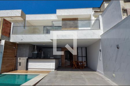 Casa de condomínio à venda com 240m², 3 quartos e 2 vagasFachada