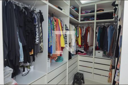 Casa de condomínio à venda com 240m², 3 quartos e 2 vagasSuite 1 - closet