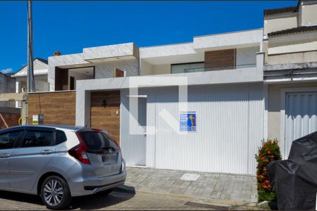 Casa de condomínio à venda com 240m², 3 quartos e 2 vagasFachada