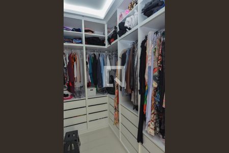 Casa de condomínio à venda com 240m², 3 quartos e 2 vagasSuite 1 - closet