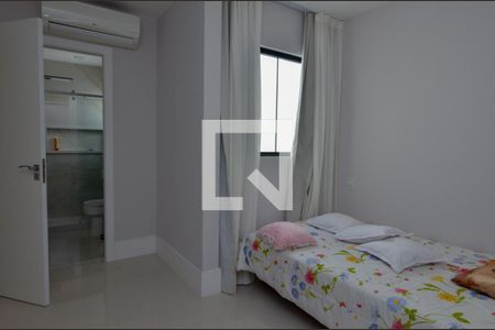 Casa de condomínio à venda com 240m², 3 quartos e 2 vagasSuíte 3