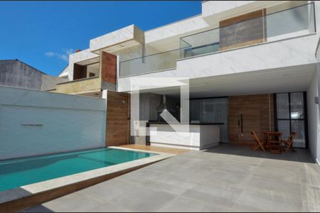 Casa de condomínio à venda com 240m², 3 quartos e 2 vagasÁrea externa