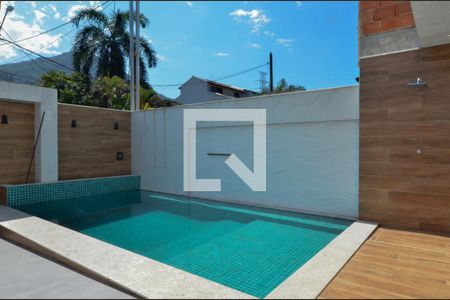 Casa de condomínio à venda com 240m², 3 quartos e 2 vagasÁrea externa