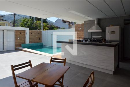 Casa de condomínio à venda com 240m², 3 quartos e 2 vagasÁrea externa