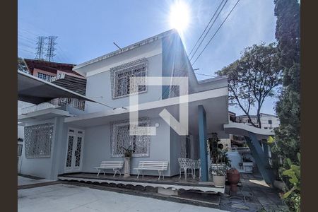 Casa à venda com 230m², 4 quartos e 6 vagasFachada