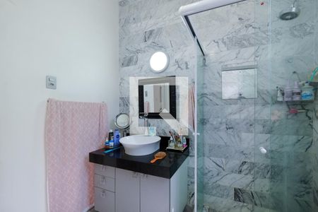 Casa à venda com 230m², 4 quartos e 6 vagasBanheiro da Suíte