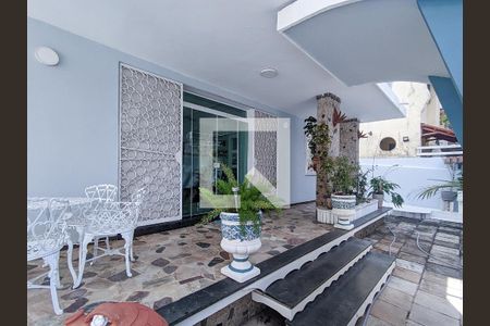 Casa à venda com 230m², 4 quartos e 6 vagasFachada