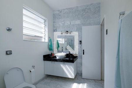 Casa à venda com 230m², 4 quartos e 6 vagasBanheiro Corredor