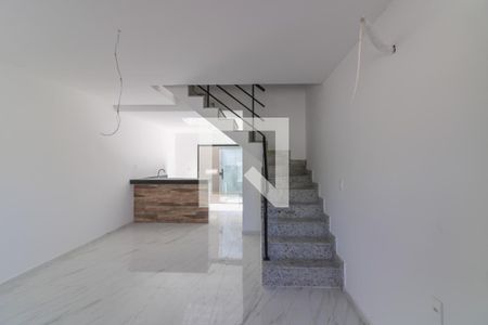 Casa de condomínio à venda com 120m², 2 quartos e 1 vagaEscada