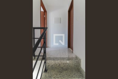 Casa de condomínio à venda com 120m², 2 quartos e 1 vagaEscada