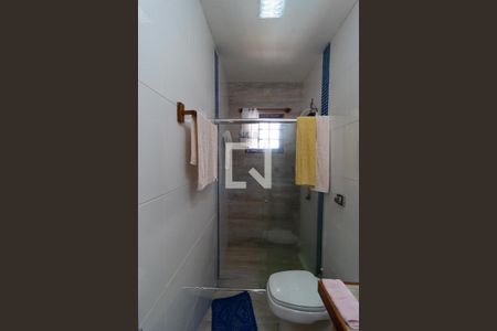 Casa de condomínio à venda com 270m², 3 quartos e 2 vagas Casa de condomínio à venda com 270m², 3 quartos e 2 vagasBanheiro 01