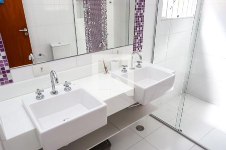 Casa à venda com 280m², 3 quartos e 3 vagasBanheiro da Suíte 2