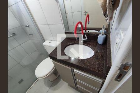 Banheiro  de apartamento à venda com 2 quartos, 44m² em Morro do Confisco, Contagem