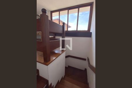 Casa de condomínio à venda com 700m², 5 quartos e 5 vagasEscada