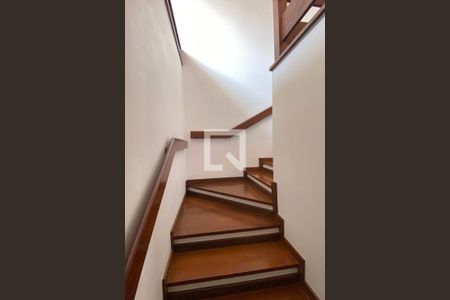 Casa de condomínio à venda com 700m², 5 quartos e 5 vagasEscada